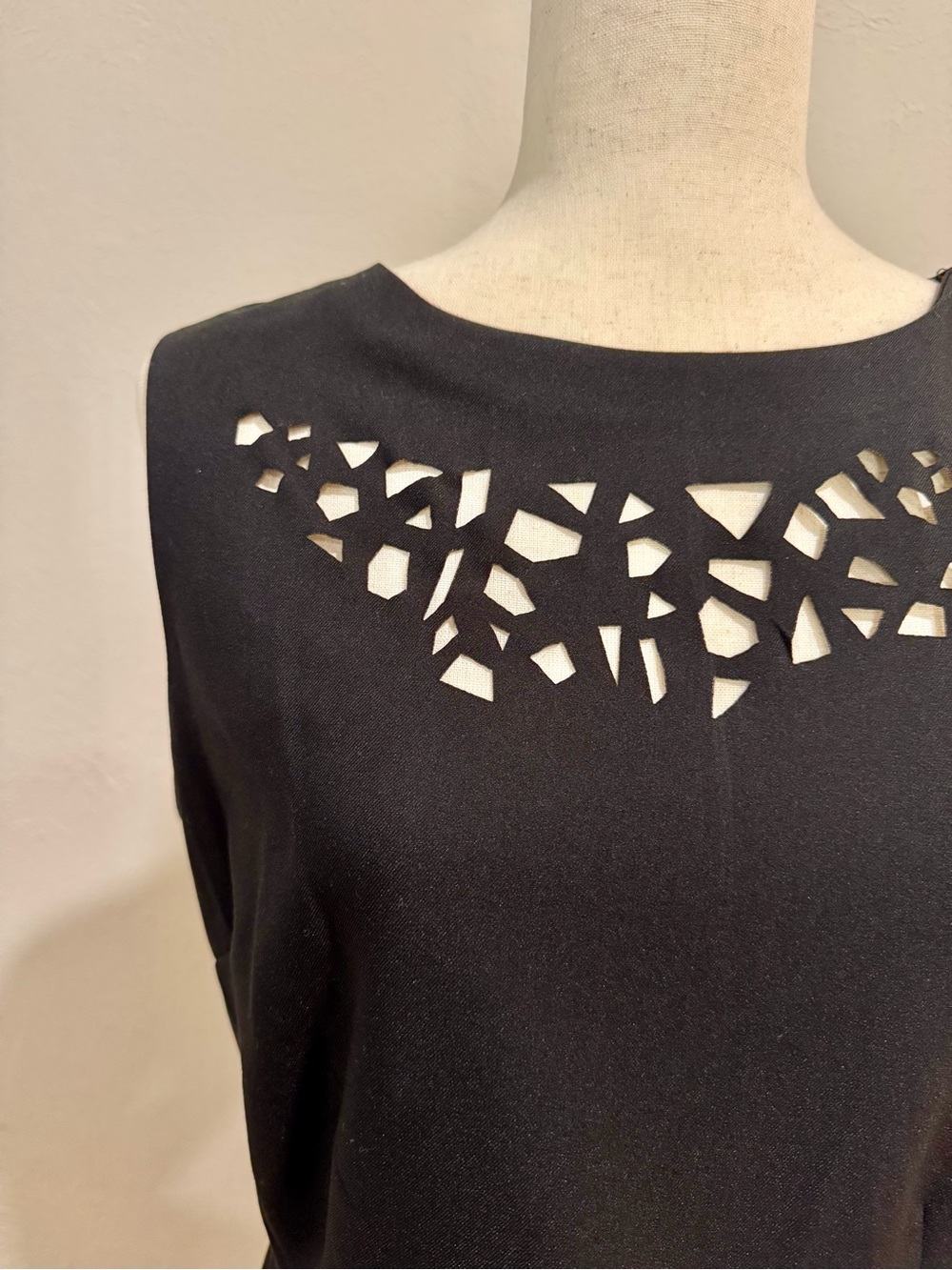 Cortell Sleeveless Black Peplum Top with Cutout Detail US 14 - Picture 5 of 9